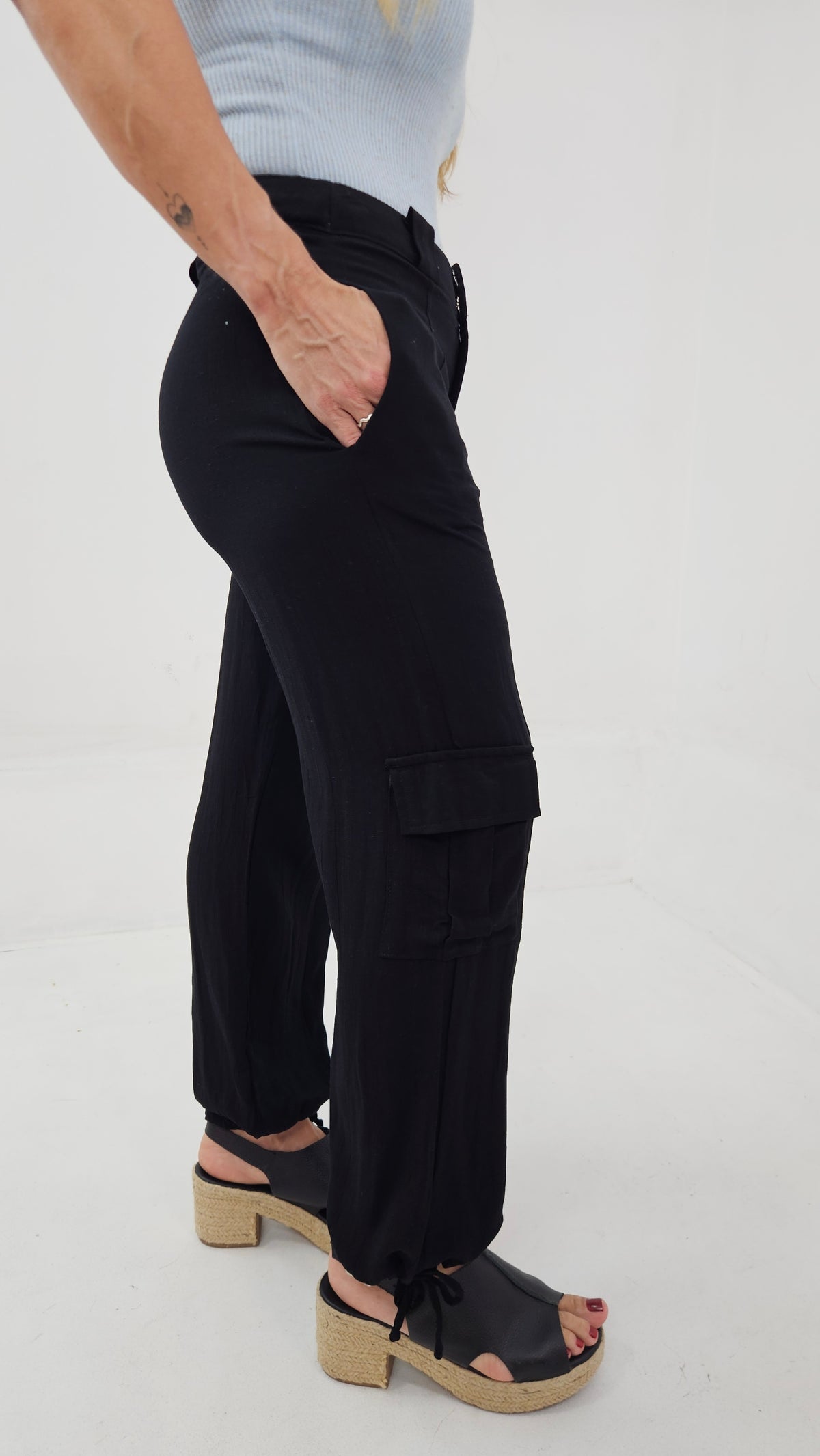 Calça Feminina de Viscolinho com Amarração na Barra – Bomber