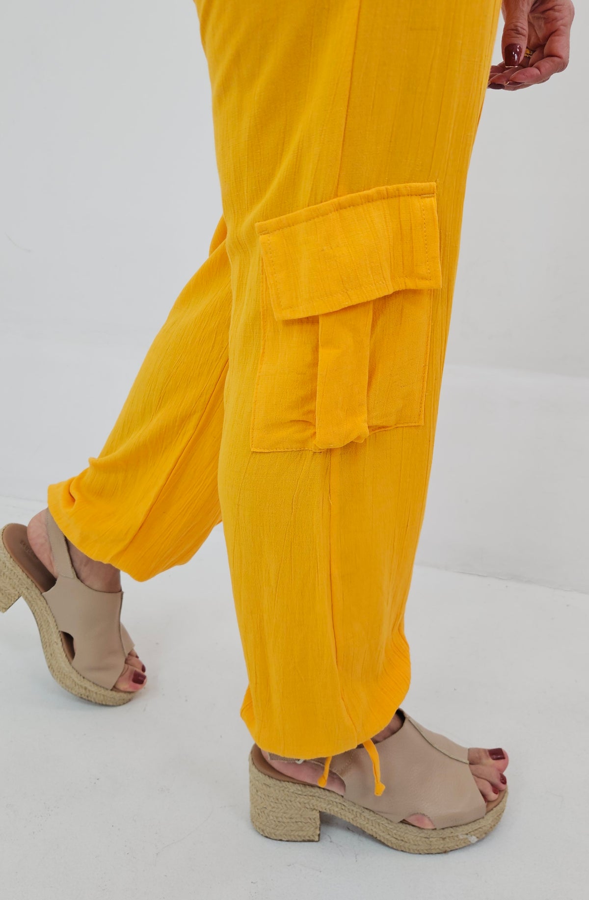 Calça Feminina de Viscolinho com Amarração na Barra – Bomber