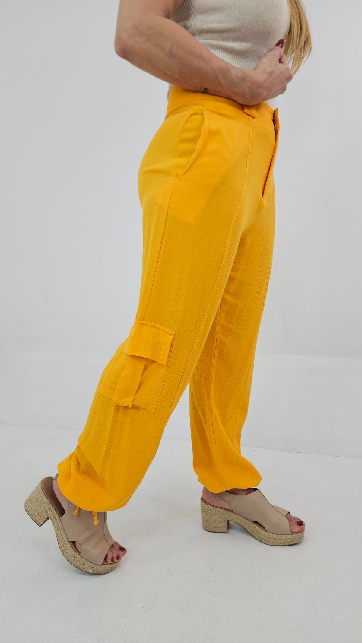 Calça Feminina de Viscolinho com Amarração na Barra – Bomber